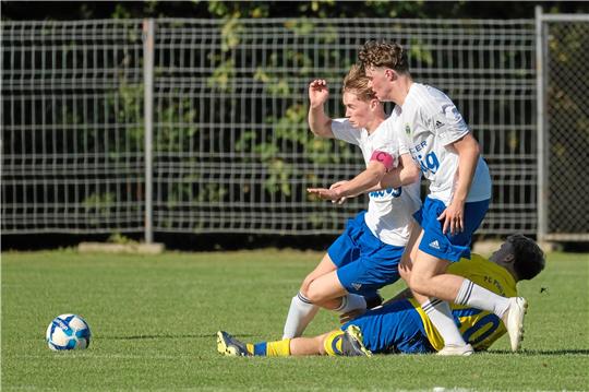 Der Broistedter Lenn Zean Traube trifft den Kapitän der TSG Bad Harzburg A-Junioren Niklas Hogeback am Bein. Sören Jansen unterstützt seinen Mitspieler. Foto: Drechsler