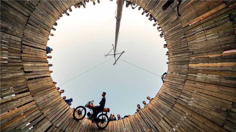 Der „Brunnen des Todes“ ist eine gefährliche Stuntshow, die in Zirkussen und auf Messen in Bangladesch, Indien und anderen asiatischen Ländern aufgeführt wird.