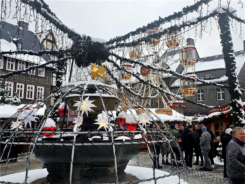 Goslarer Weihnachtsmarkt ist offiziell eröffnet Der Brunnen ist bunt geschmückt und beleuchtet. Foto: Sowa
