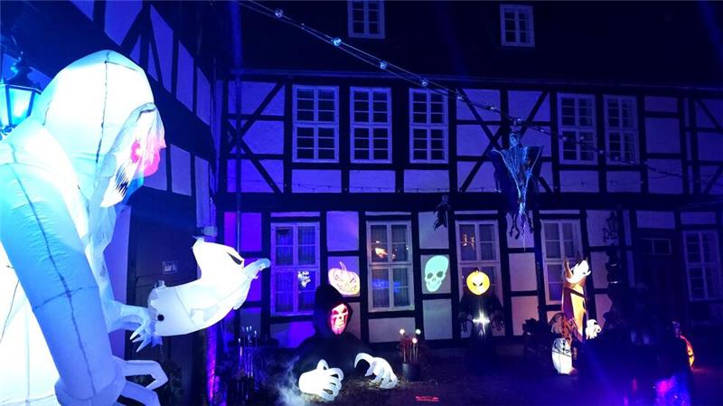 Welche Halloween-Angebote gibt es in Goslar? Der Brunnengarten gleicht momentan einem kleinen Horror-Kabinett.