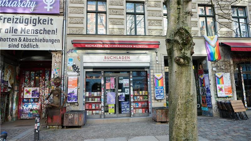 Der Buchladen „Zur schwankenden Weltkugel“ in Berlin.