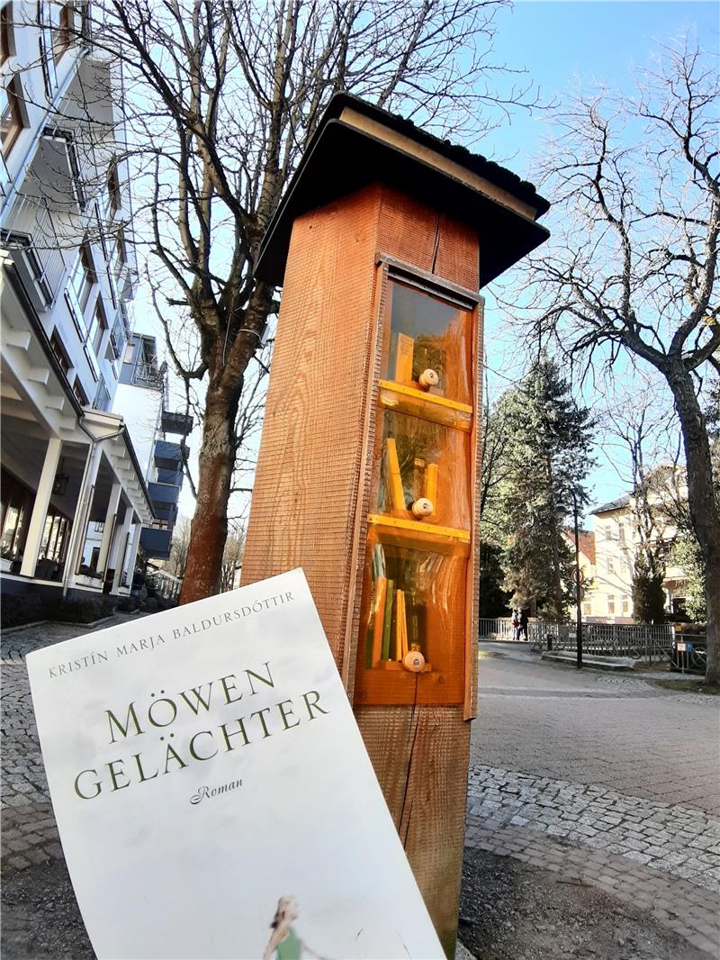 Nachhaltiger Umgang: Bücher vor dem Wegwerfen bewahren Der „Bücherbaum“: Er wird seit 2013 mit Lesestoff bestückt. Mitarbeiter der Stadtbücherei stellen etwas hinein. Aber auch jeder andere, der einen Roman oder ein Kinder- oder Sachbuch… verschenken möchte, kann den oder das dort hinterlassen und sich im Tausch andere Lektüre mitnehmen. Foto: Potthast