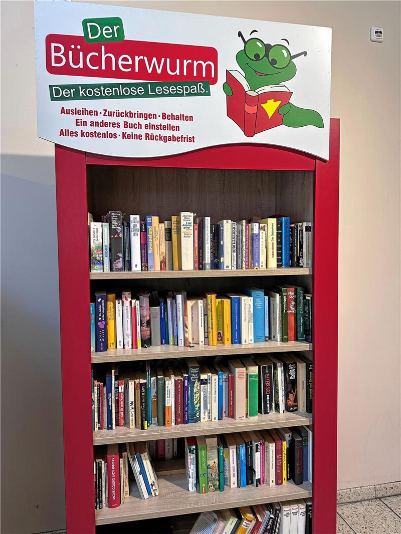 Nachhaltiger Umgang: Bücher vor dem Wegwerfen bewahren „Der Bücherwurm“ mit kostenlosem Inhalt steht im E-Center. Foto: Schlegel