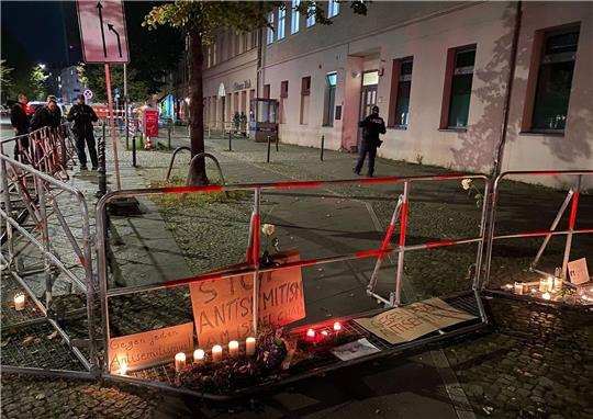 Der Bürgersteig vor dem jüdischen Gemeindezentrum an der Brunnenstraße ist nach dem versuchten Brandanschlag abgesperrt.