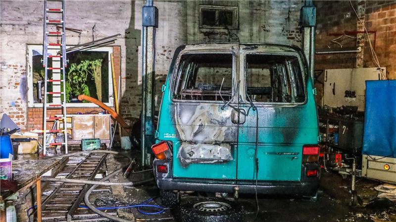 Der Bulli wird bei dem Brand in Ildehausen komplett zerstört.