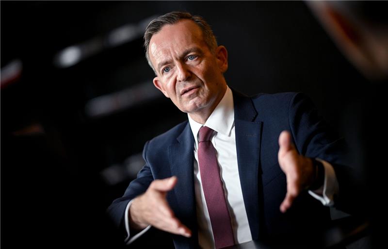Schadenersatz wegen Pkw-Maut? Wissing holt Gutachter Der Bund muss als Folge der geplatzten Pkw-Maut 243 Millionen Euro Schadenersatz an die einst vorgesehenen Betreiber zahlen. Deshalb schaltet Bundesverkehrsminister Volker Wissing (FDP) einen Gutachter ein.