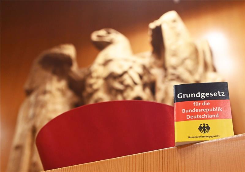 Zwei neue Richter am Bundesverfassungsgericht Der Bundesadler im Sitzungssaal. Im September 2021 feierte Bundesverfassungsgericht seinen 70. Geburtstag.