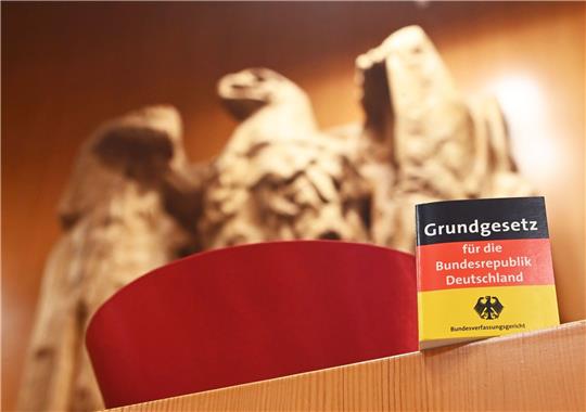 Der Bundesadler im Sitzungssaal. Im September 2021 feierte Bundesverfassungsgericht seinen 70. Geburtstag.