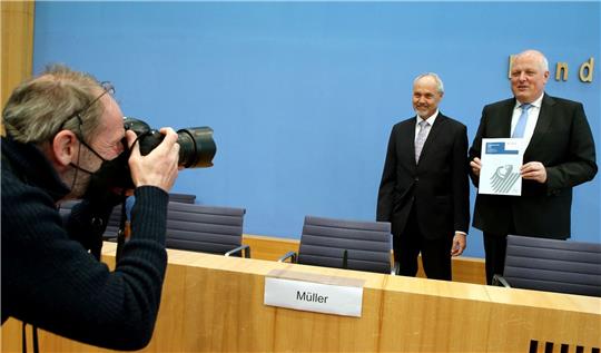 Der Bundesdatenschutzbeauftragte, Ulrich Kelber (r), und sein Stellvertreter Jürgen Müller.