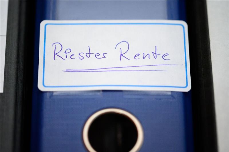 Der Bundesgerichtshof (BGH) nimmt die Bestimmung «Im Falle der Vereinbarung einer Leibrente werden dem Sparer ggfs. Abschluss- und/oder Vermittlungskosten belastet» unter die Lupe.