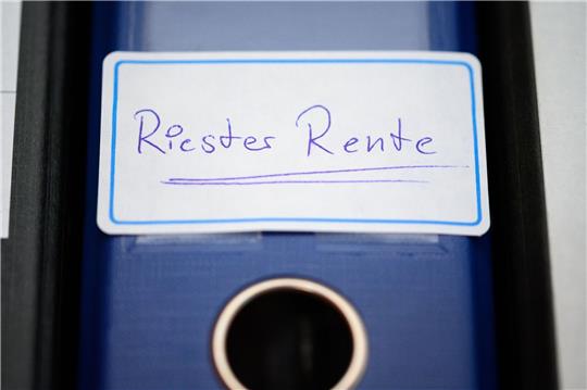 Der Bundesgerichtshof (BGH) nimmt die Bestimmung «Im Falle der Vereinbarung einer Leibrente werden dem Sparer ggfs. Abschluss- und/oder Vermittlungskosten belastet» unter die Lupe.