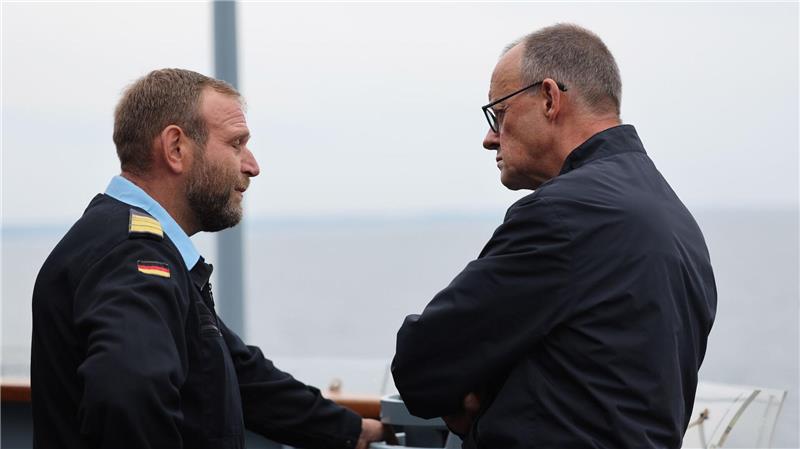 Der Bundeskanzler im Gespräch mit Fregattenkapitän Kübsch.