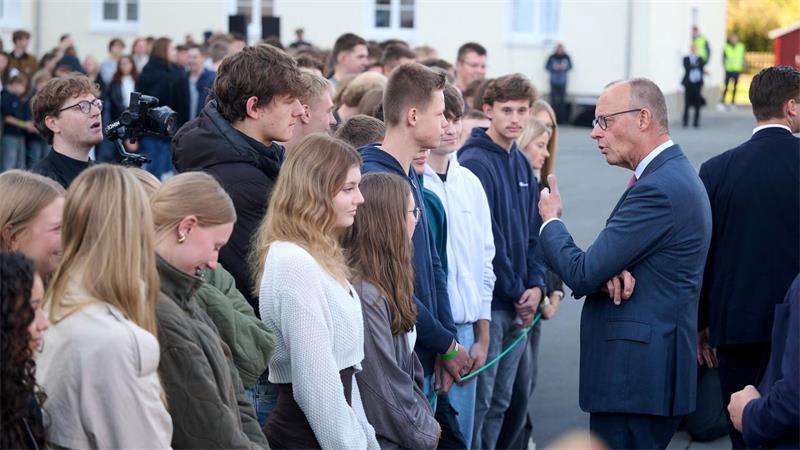 Der Bundeskanzler nahm sich Zeit die Spalierstehenden Schülerinnen und Schüler einzeln zu begrüßen - und es blieb auch Zeit für spontane Gespräche.