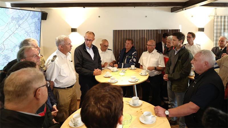 Der Bundeskanzler sprach mit Vertretern aller an der Brandbekämpfung beteiligten Organisationen.