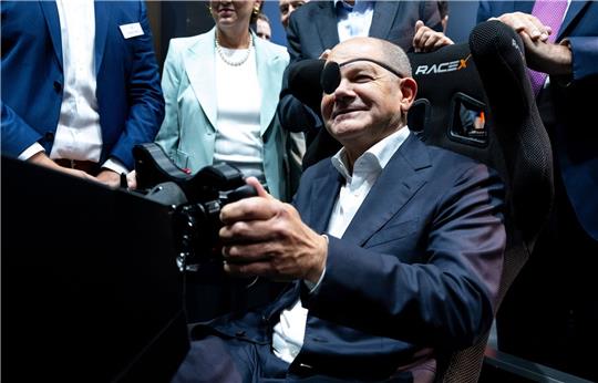 Der Bundeskanzler steuert: Olaf Scholz auf der IAA in einem Autosimulator.