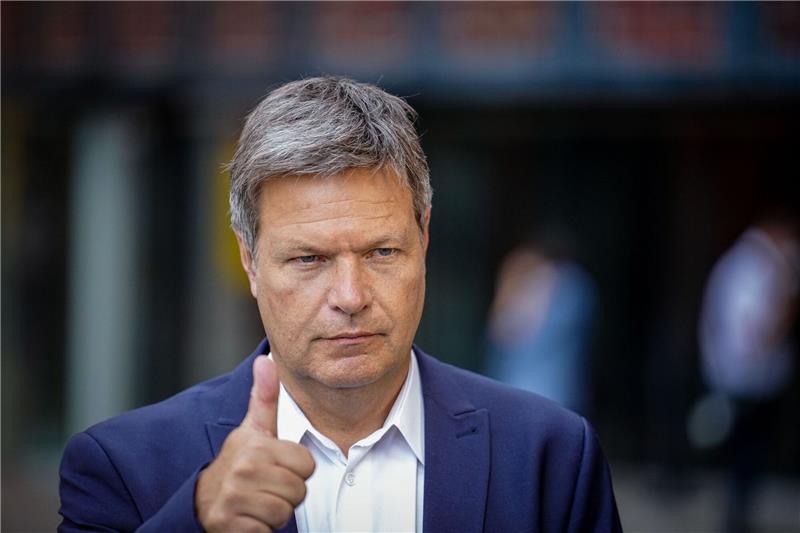 Habeck geht auf Ölmultis los Der Bundesminister für Wirtschaft und Klimaschutz, Robert Habeck, zeigt bei einer Pressekonferenz zur Kampagne „80 Millionen gemeinsam für Energiewechsel“ in Berlin seine Zustimmung.