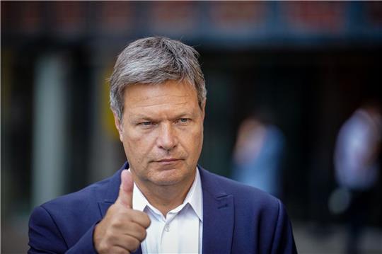 Der Bundesminister für Wirtschaft und Klimaschutz, Robert Habeck, zeigt bei einer Pressekonferenz zur Kampagne „80 Millionen gemeinsam für Energiewechsel“ in Berlin seine Zustimmung.