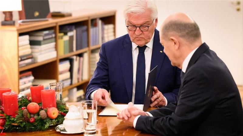 Steinmeier verkündet Neuwahlentscheidung nach Weihnachten Der Bundespräsident entscheidet über den Wunsch des Kanzlers nach Auflösung des Bundestags.
