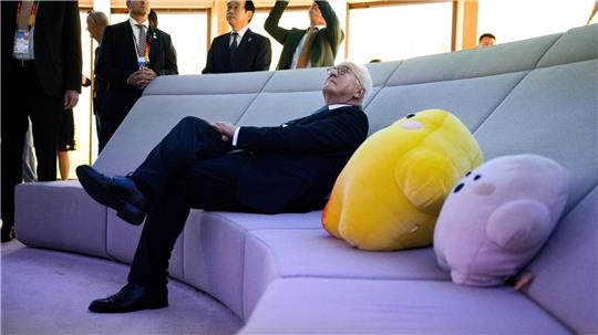 Der Bundespräsident lässt den Deutschen Pavillon auf sich wirken.