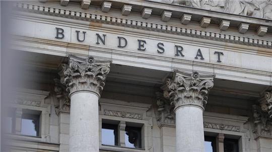 Der Bundesrat machte den Weg frei für eine Steuerentlastung und die Absicherung des Deutschlandtickets. (Archivbild)