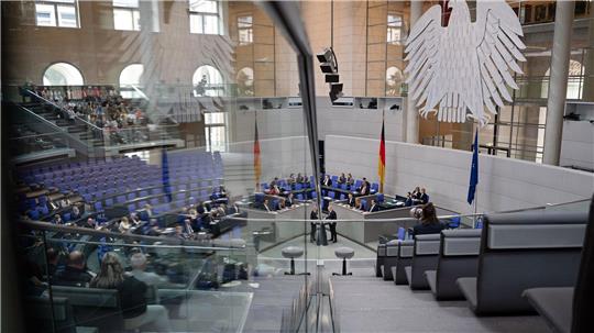 Der Bundestag hat eine Reform beschlossen, damit staatliche Milliarden schneller in die Infrastruktur fließen.