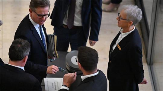 Der Bundestag stimmte für die Forderung nach mehr Daten zu Bluttests bei Schwangeren.