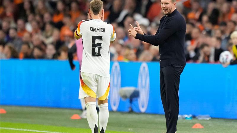 Jubilar Kimmich und der Wandel zum Anführer von Gewinnern Der Bundestrainer und sein Kapitän: Julian Nagelsmann (r) beim Länderspiel mit Joshua Kimmich.
