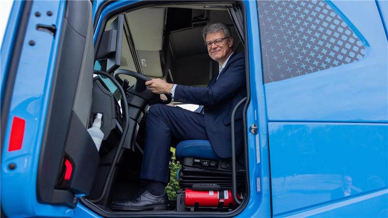 Der Bundesverkehrsminister gibt den Startschuss für das SID-Tool. 