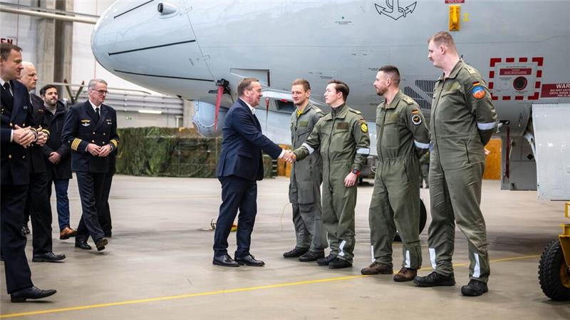 Der Bundesverteidigungsminister spricht mit Soldatinnen und Soldaten über die Herausforderung bei der Umstellung der Waffensysteme.