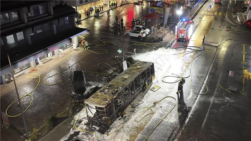 Der Bus brannte völlig aus.