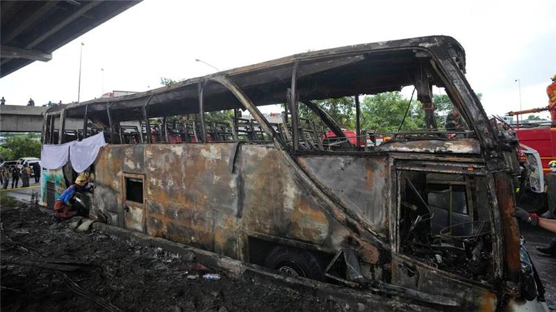 Schulbus-Brand: Thailand trauert um tote Kinder und Lehrer Der Bus, der mit Gas betrieben war, brannte lichterloh.