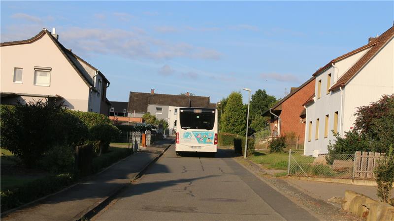 40 Meter entscheiden: Heimeröder Grundschüler ohne Fahrkarte Der Bus fährt vorbei, aber Grundschüler, die unter anderem in diesem Teil der Straße wohnen, bekommen in den Sommermonaten keine kostenlose Fahrkarte.
