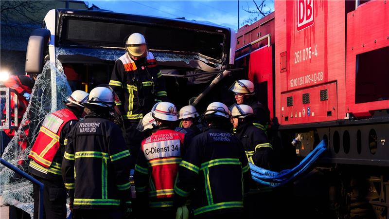 Der Bus ist nach dem Zusammenprall mit einer Lokomotive stark zerstört. 