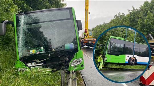 Der Bus kam am Straßenrand an einer Schutzplanke zum Stehen.
