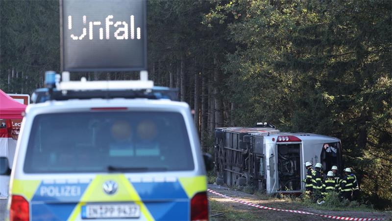 Zwei Tote und viele Verletzte bei Busunfall auf A96 Der Bus kippte am Morgen gegen 6.00 Uhr um.