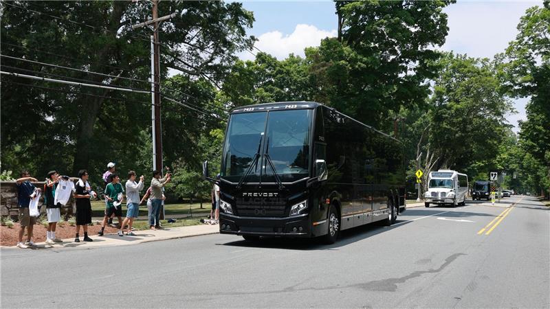 Cheerleader-Jubel zum Empfang des DFB-Teams in Winston-Salem Der Bus mit der Nationalmannschaft fährt zum WM-Quartier.