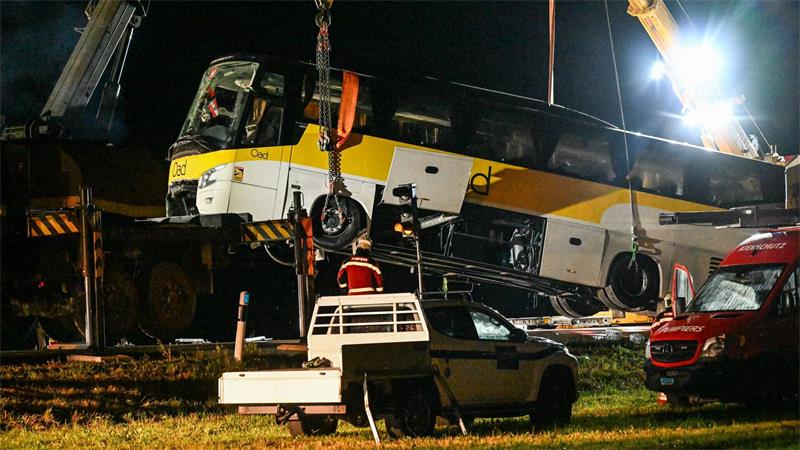 Der Bus war mit einer Leitplanke kollidiert und umgekippt. 