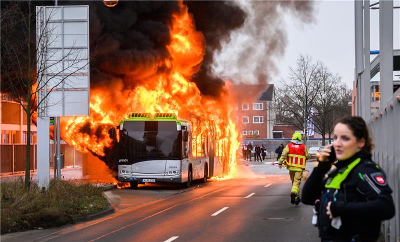 600.000 Euro Schaden: Hybridbus brennt in Hannover aus Der Busfahrer konnte alle Passagiere aus dem Bus geleiten. Es wurde niemand verletzt. Foto: picture alliance/dpa | Julian Stratenschulte