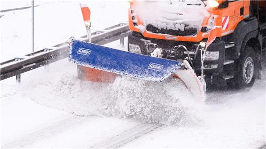 Der Busverkehr im Landkreis Wittmund wird wegen starker Schneefälle am Nachmittag eingestellt. (Symbolbild)