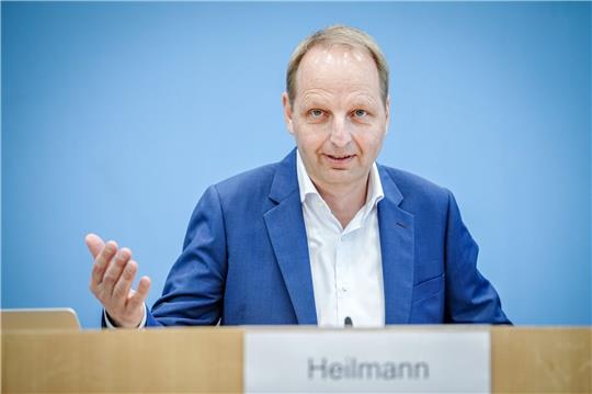 Der CDU-Bundestagsabgeordnete Thomas Heilmann gibt eine Pressekonferenz.