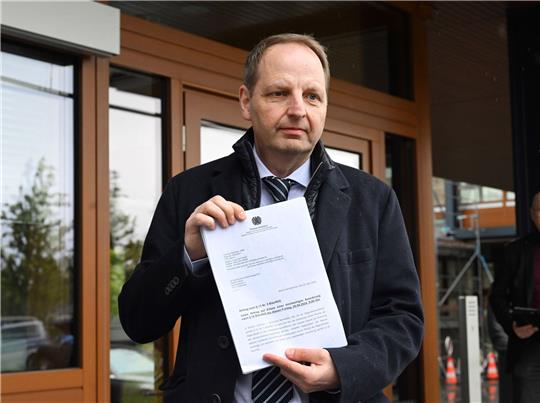 Der CDU-Bundestagsabgeordnete Thomas Heilmann vor dem Bundesverfassungsgericht mit einer einstweiligen Anordnung gegen die Ampel-Reform des Klimaschutzgesetzes, die er dort eingereicht hat.