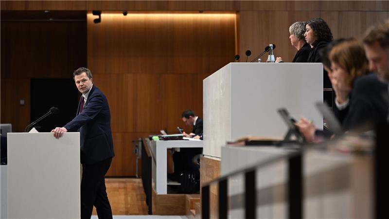 Auch alle Lehrer bekommen Tablets – ab Klasse 1 Der CDU-Politiker Christian Fühner lehnt die Tablets als teures Wahlkampfgeschenk ab. (Archivbild)