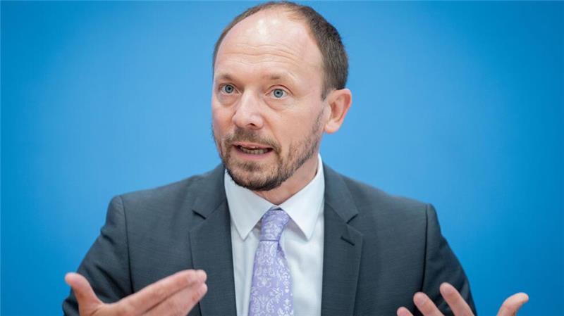 Grünen-Abgeordnete stellen neuen Antrag für AfD-Verbot vor Der CDU-Politiker Marco Wanderwitz aus Sachsen hatte im November einen Antrag für ein Verbot der AfD vorgestellt. Diesen Antrag unterstützen auch Abgeordnete anderer Parteien. In der Unionsfraktion sieht man den Vorstoß größtenteils skeptisch.