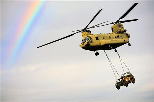 Der CH-47 ist durch eine charakteristische Bananenform und zwei Hauptrotoren leicht zu identifizieren.