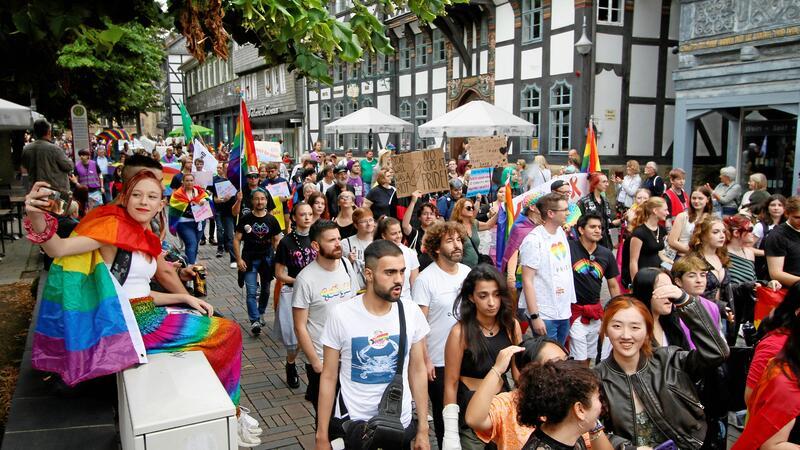 Am Wochenende ist mächtig was los auf Goslars Straßen Der CSD in Goslar lockt 2023 rund 800 Teilnehmer an. Dieses Jahr werden mehr als 1000 erwartet.