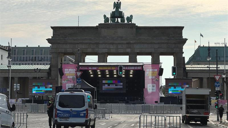 „Gift des Terrorismus“ - Merz: Nicht einschüchtern lassen Der CSD wurde am Samstagabend abgebrochen, nachdem ein Auto am Rande der Großveranstaltung in eine Menschenmenge gefahren war.