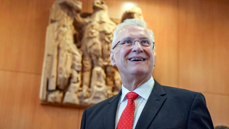 Grünes Licht für neues Wahlrecht - mit einer Einschränkung Der CSU in Bayern war die Reform ebenfalls ein Dorn im Auge. Innenminister Joachim Herrmann (CSU) ist demzufolge auch über das Urteil erfreut.