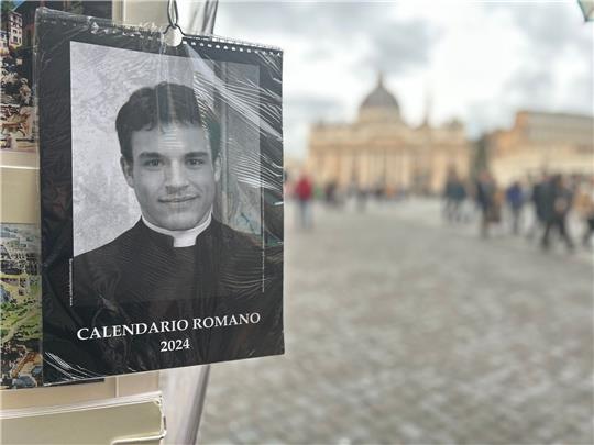 Der «Calendario Romano» an einem Souvenirstand, im Hintergrund der Petersdom.