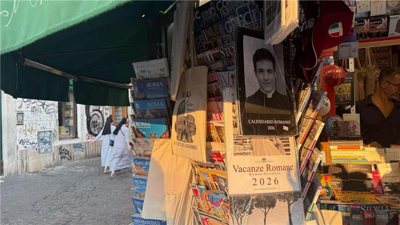 Der „Calendario Romano“, bekannt als der Kalender der schönen Priester, ist auch ein beliebtes Mitbringsel aus Italien.