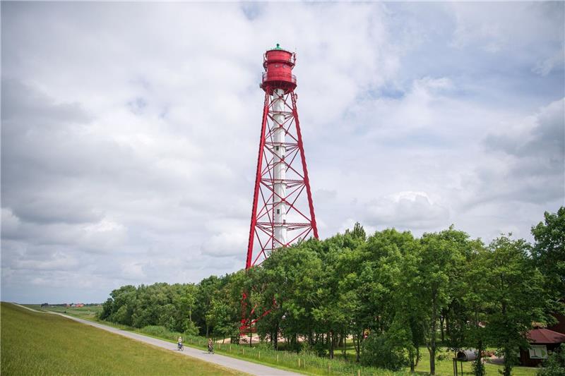 Picknick für Paare auf Deutschlands höchstem Leuchtturm Der Campener Leuchtturm an der Ostfriesischen Küste.